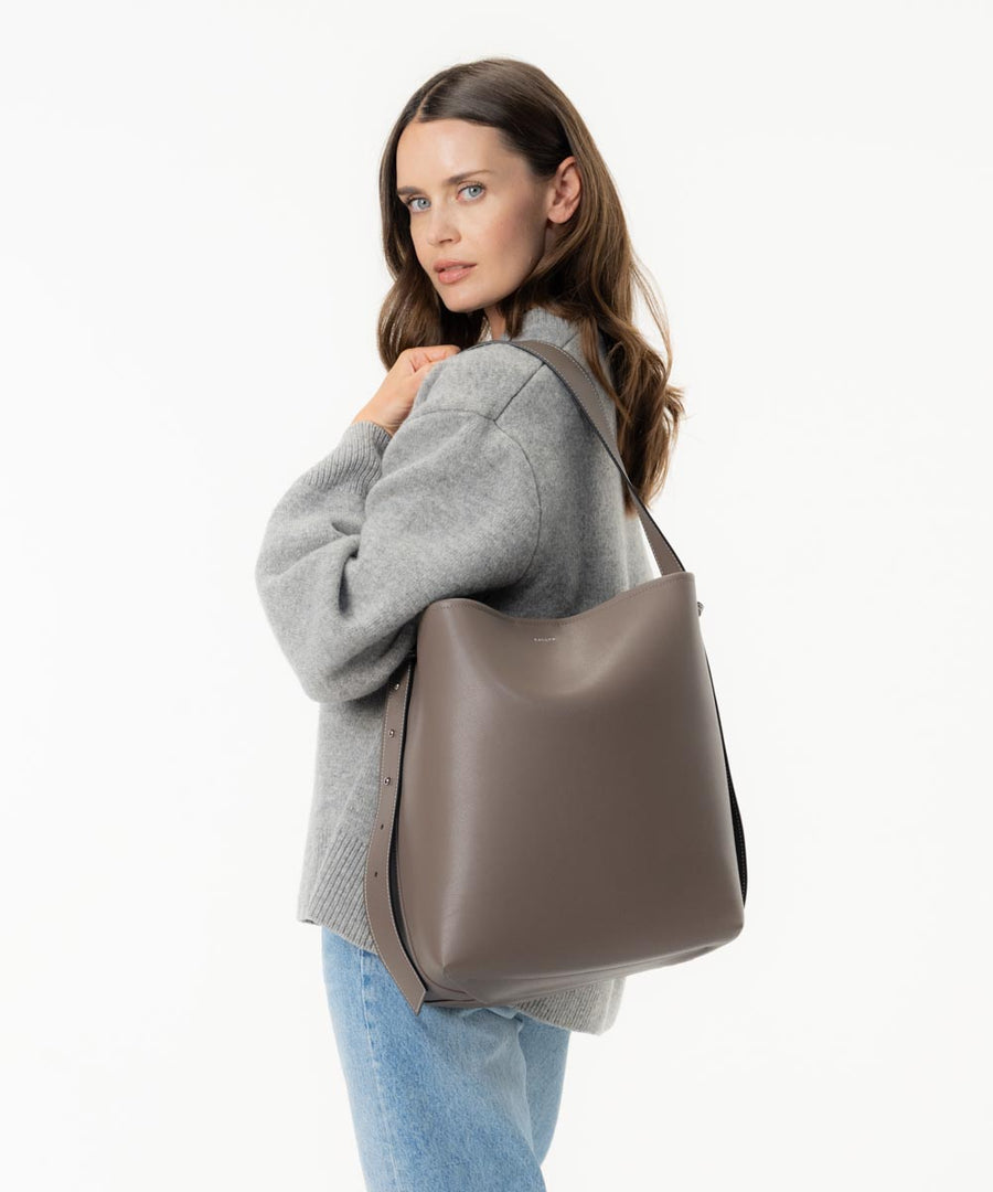 AALLYN Jolina bucket tote styled